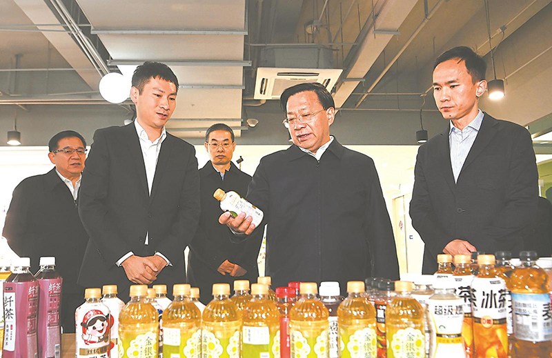 2月21日，省委书记韩俊在元气森林（合肥）食品科技有限公司企业展厅，认真察看企业展品，与企业负责人深入交流。本报记者 杨 竹 摄