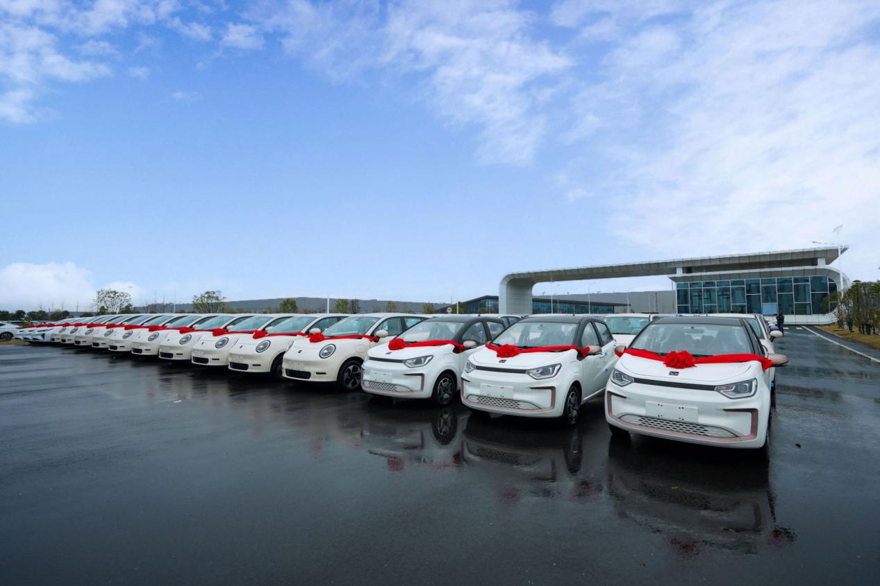 即将发车的江淮新能源汽车。江淮汽车供图