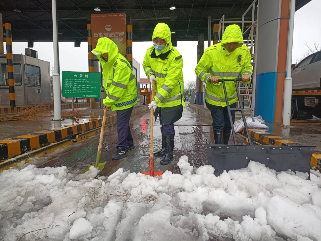 池州中心池州站組織在站人員清理積雪。 池州中心供圖