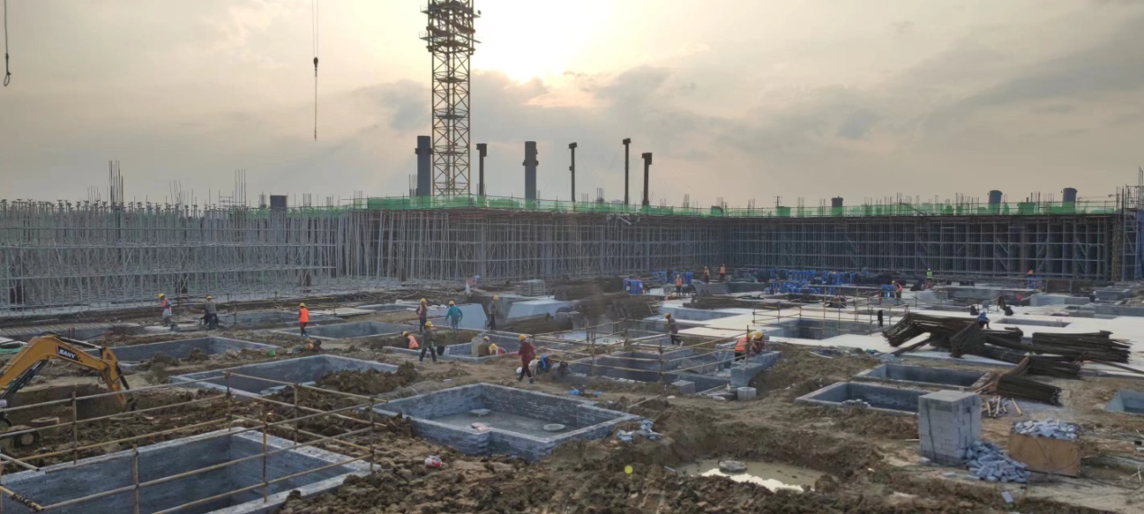 建设者们正在合肥市博物馆项目工地上忙碌作业