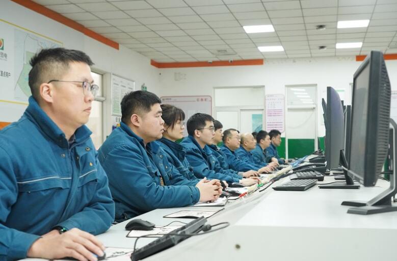 热源厂运行人员监盘操作。