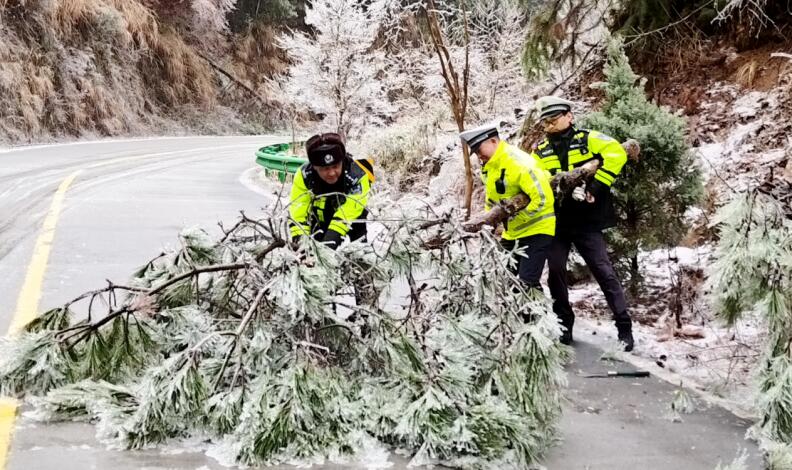 交警在疏通道路。 太湖县交管大队供图