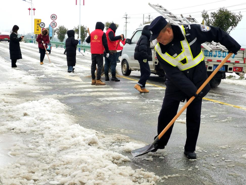 公安局工作人員和志願者共同除雪。東宣