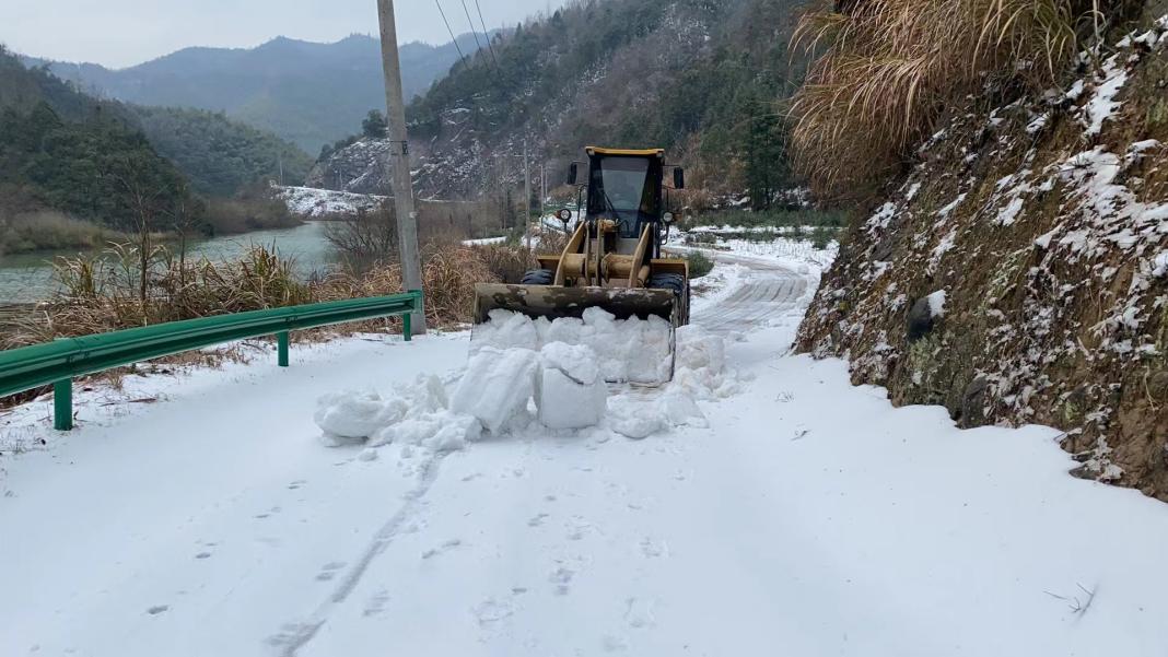 鏟雪車正在作業。東宣