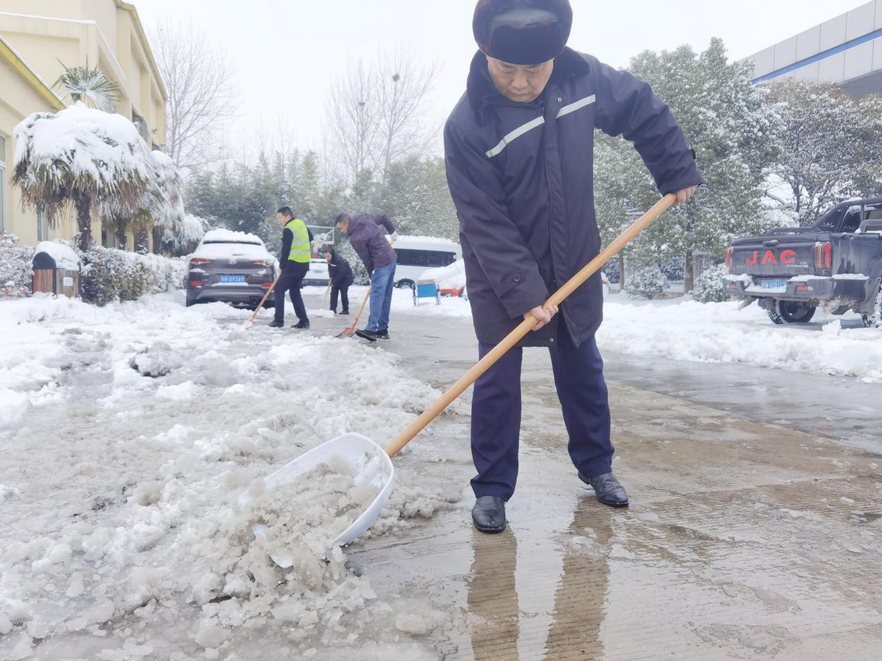 万金体育下载app安徽交控集团六安西中心党员干部职工奋战在除雪铲冰一线(图2)