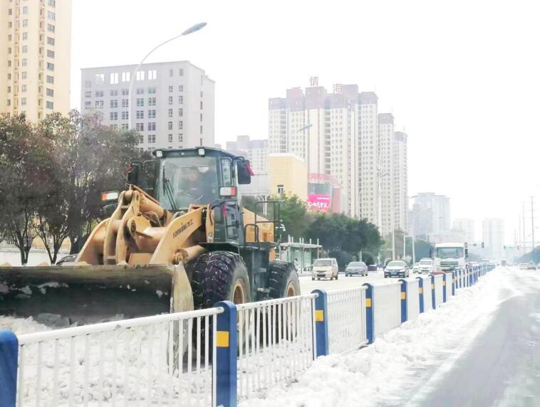 破冰除雪,全力以赴保畅通。