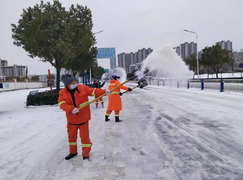 破冰除雪,全力以赴保畅通。颍东区委宣传部供图