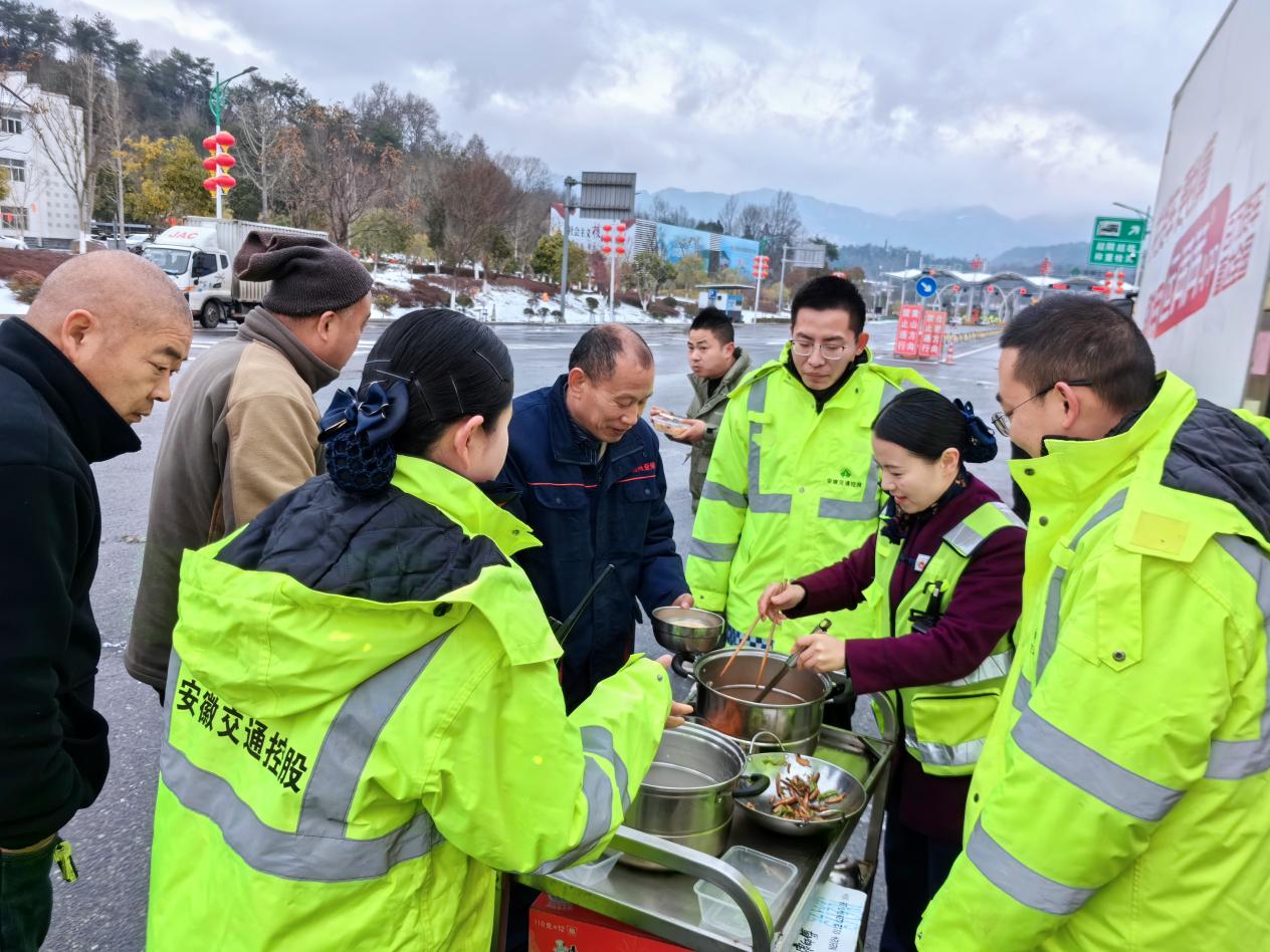 为司乘人员提供暖心服务。黄山高速管理中心供图