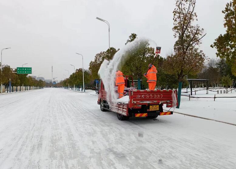 破冰除雪,全力以赴保畅通。颍东区委宣传部供图