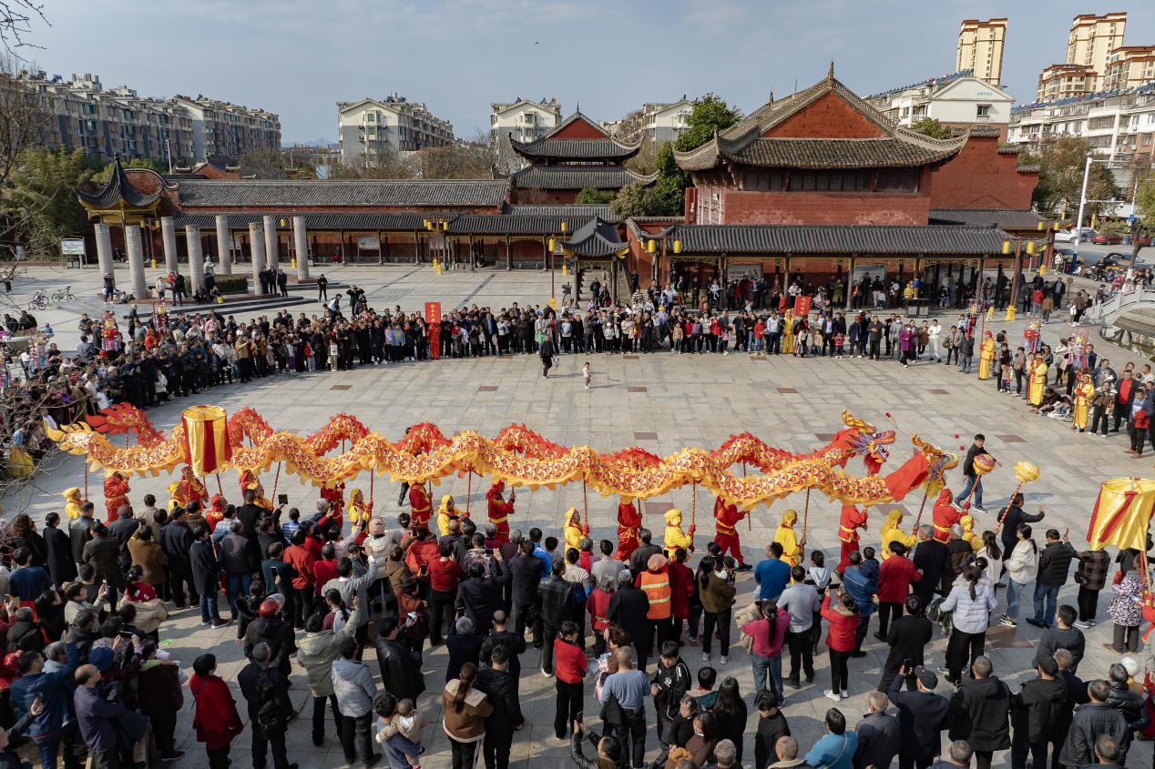 龙狮贺新春踩街活动。潘先波摄