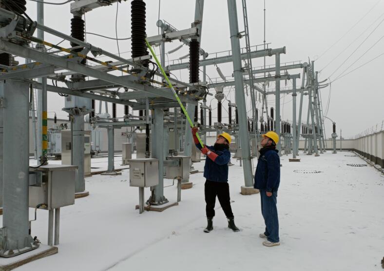 2月21日，国网濉溪县供电公司运维人员在110千伏口子变电站清冰除雪。艾传坤摄