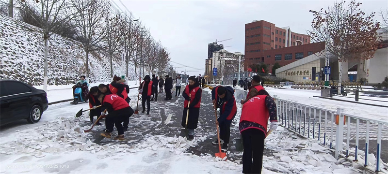 铲冰除雪保平安。侯显华供图