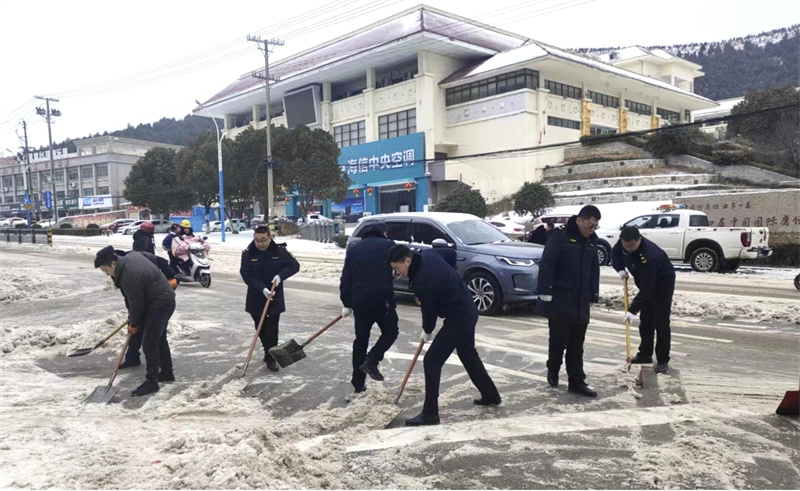 铲冰除雪保平安。侯显华供图