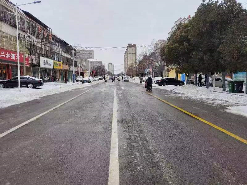 主干道路面积雪冰已全部清除。侯显华供图