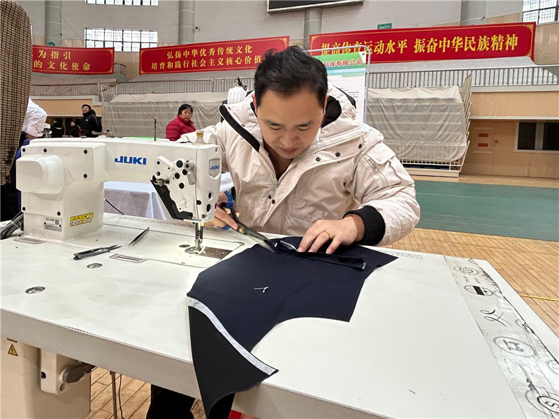 技能人才现场演示。人民网记者 高飞跃摄