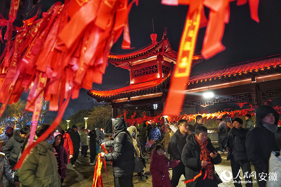 太平橋上挂滿了祈福的紅繩。人民網記者 陳若天攝