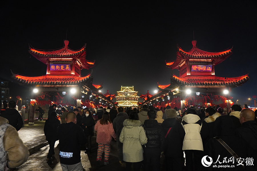 太平桥上人潮涌动。人民网记者 陈若天摄
