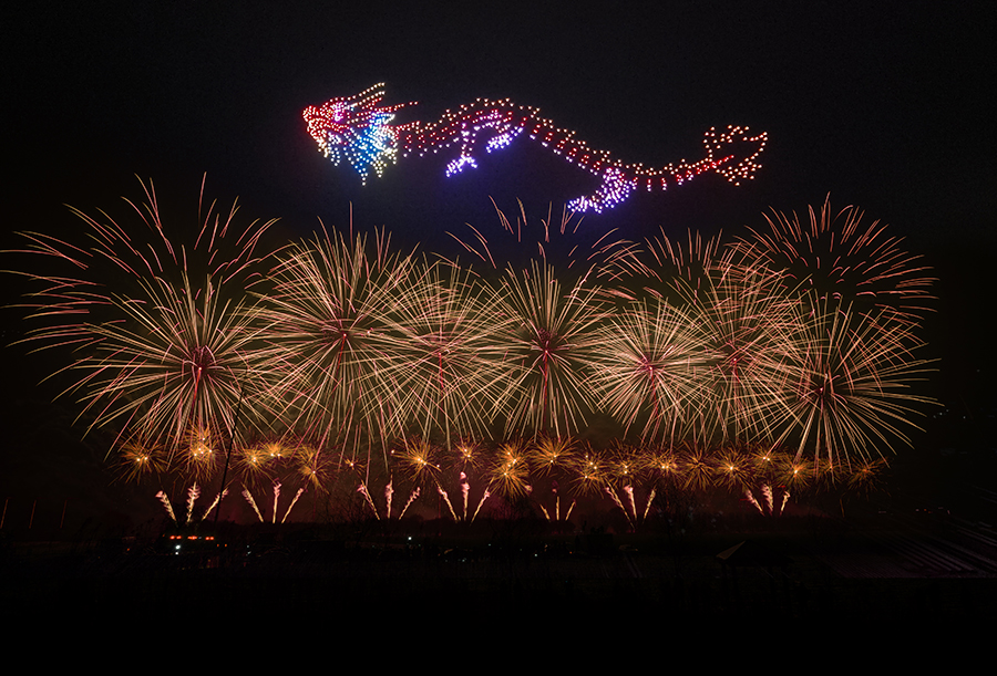 烟花和无人机一同登场，点亮了芜湖的夜空。芜湖市委宣传部供图