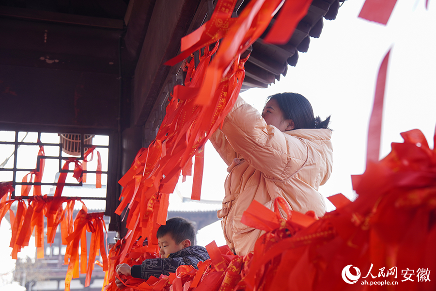 百姓在太平桥系红绳祈福。人民网记者 陈若天摄