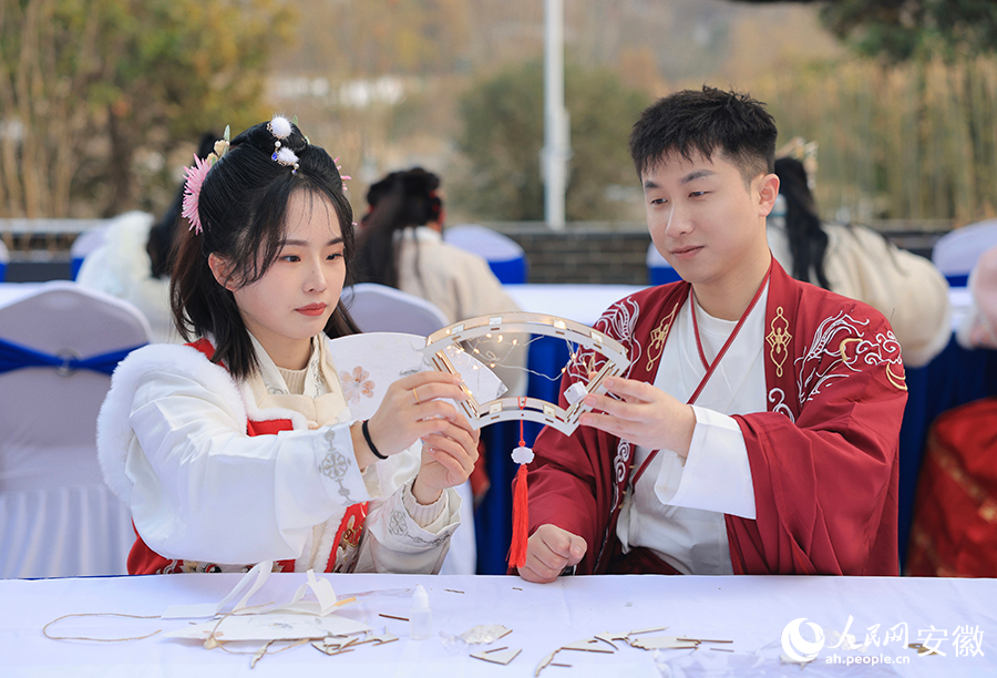 两位嘉宾正在做花灯。人民网记者 王晓飞摄