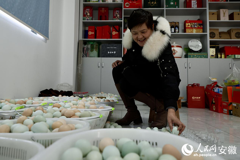 刘茜整理新鲜的富硒土鸡蛋。人民网记者 陶涛摄