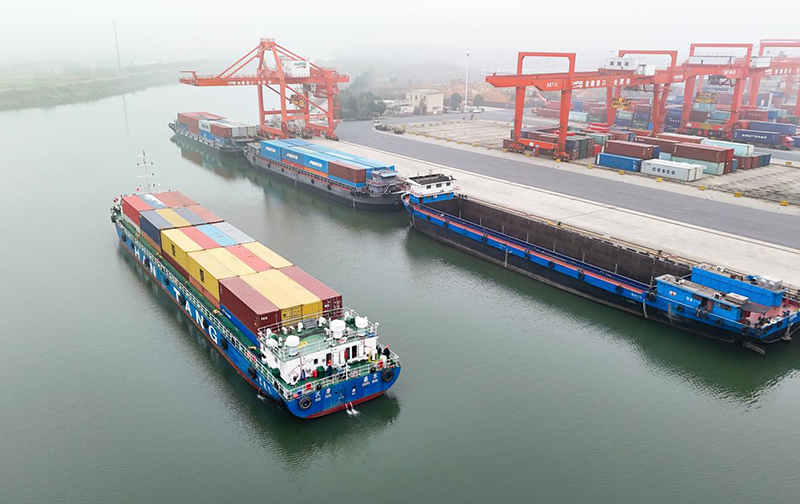 2023年12月29日，江淮運河上首條河海直達集裝箱班輪航線正式啟航。合肥市交通運輸局供圖