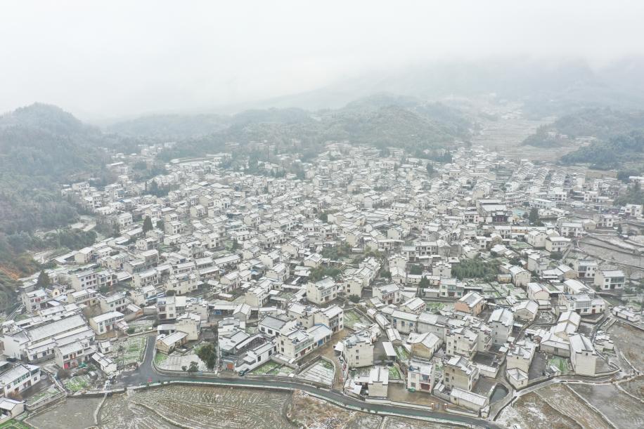 银装素裹山村美。