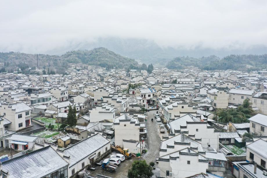 银装素裹山村美。