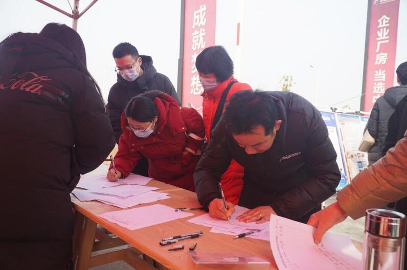 招聘会现场正在留下联系方式的意向求职者。