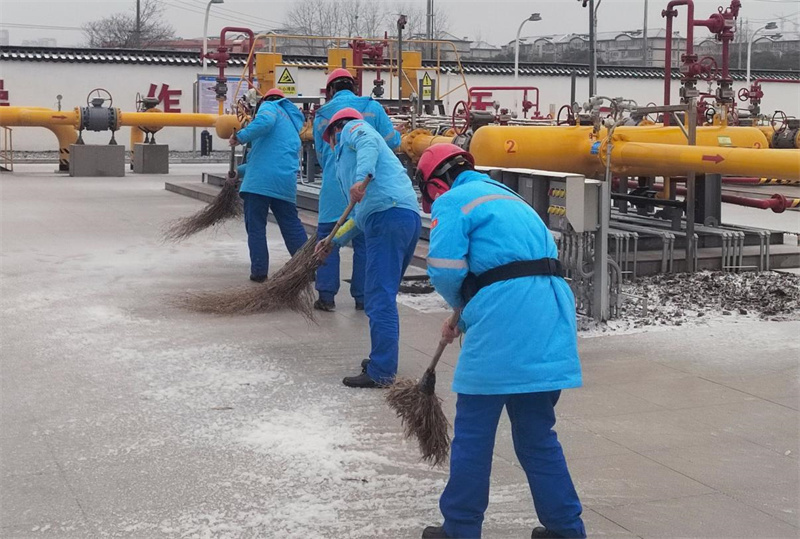 芜湖分公司场站运行工及时清除场站积雪。刘源供图