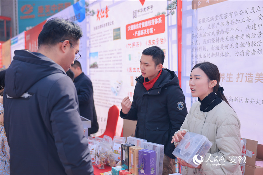 經銷商向顧客介紹花茶產品。人民網記者 王曉飛攝