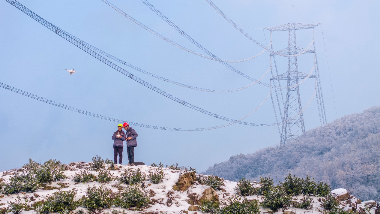 2月25日，國網安徽電力工作人員在安徽宣城開展1000千伏湖安線巡視。韋振攝