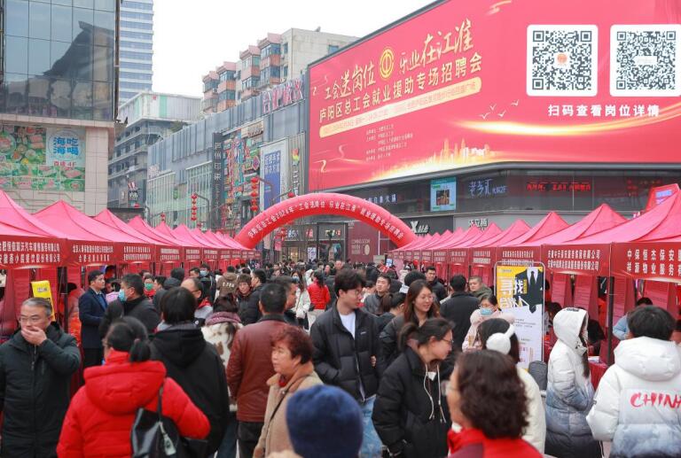 招聘会现场。何刚摄