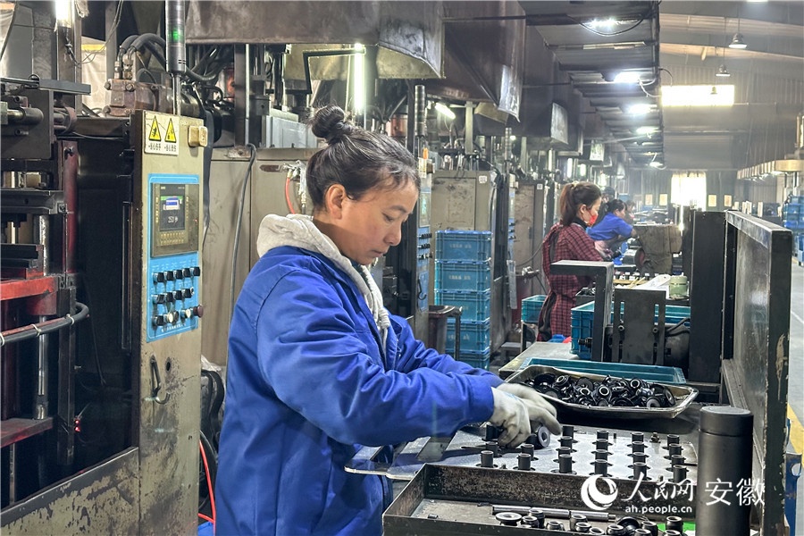 安徽拓盛汽车零部件有限公司车间内，工人正在加紧生产。人民网记者 李希蒙摄