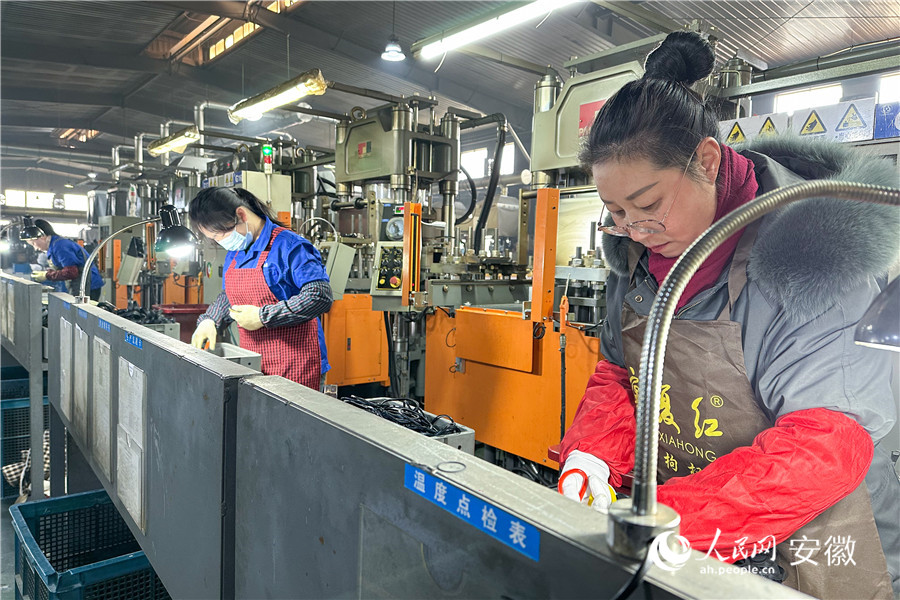 安徽拓盛汽车零部件有限公司车间内，工人正在加紧生产。人民网记者 李希蒙摄
