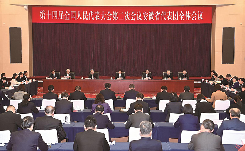 3月3日下午，出席第十四届全国人民代表大会第二次会议的安徽代表团在北京成立，并举行全体会议。省委书记、省人大常委会主任韩俊主持会议并讲话。本报记者 杨 竹 摄