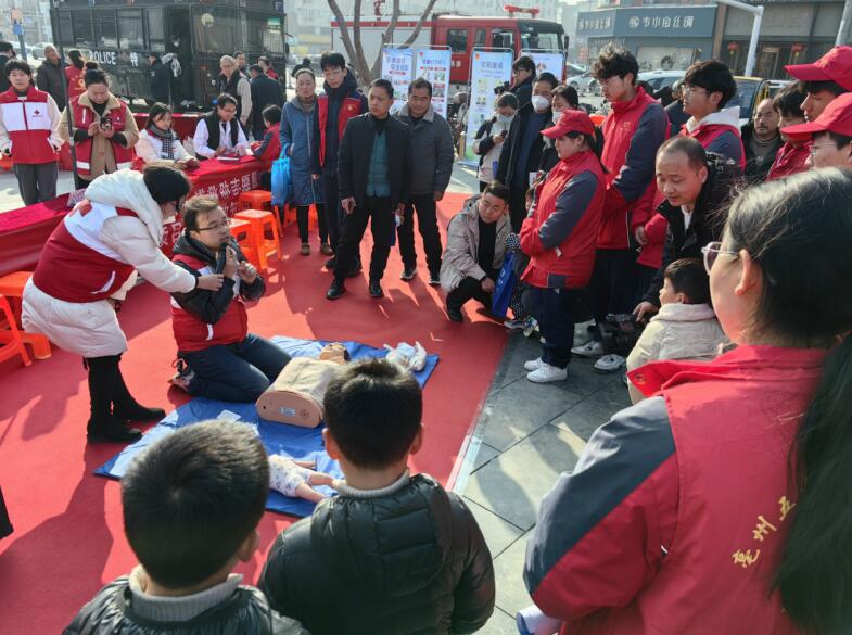 志愿者现场开展应急救护讲座。谯城区团委供图