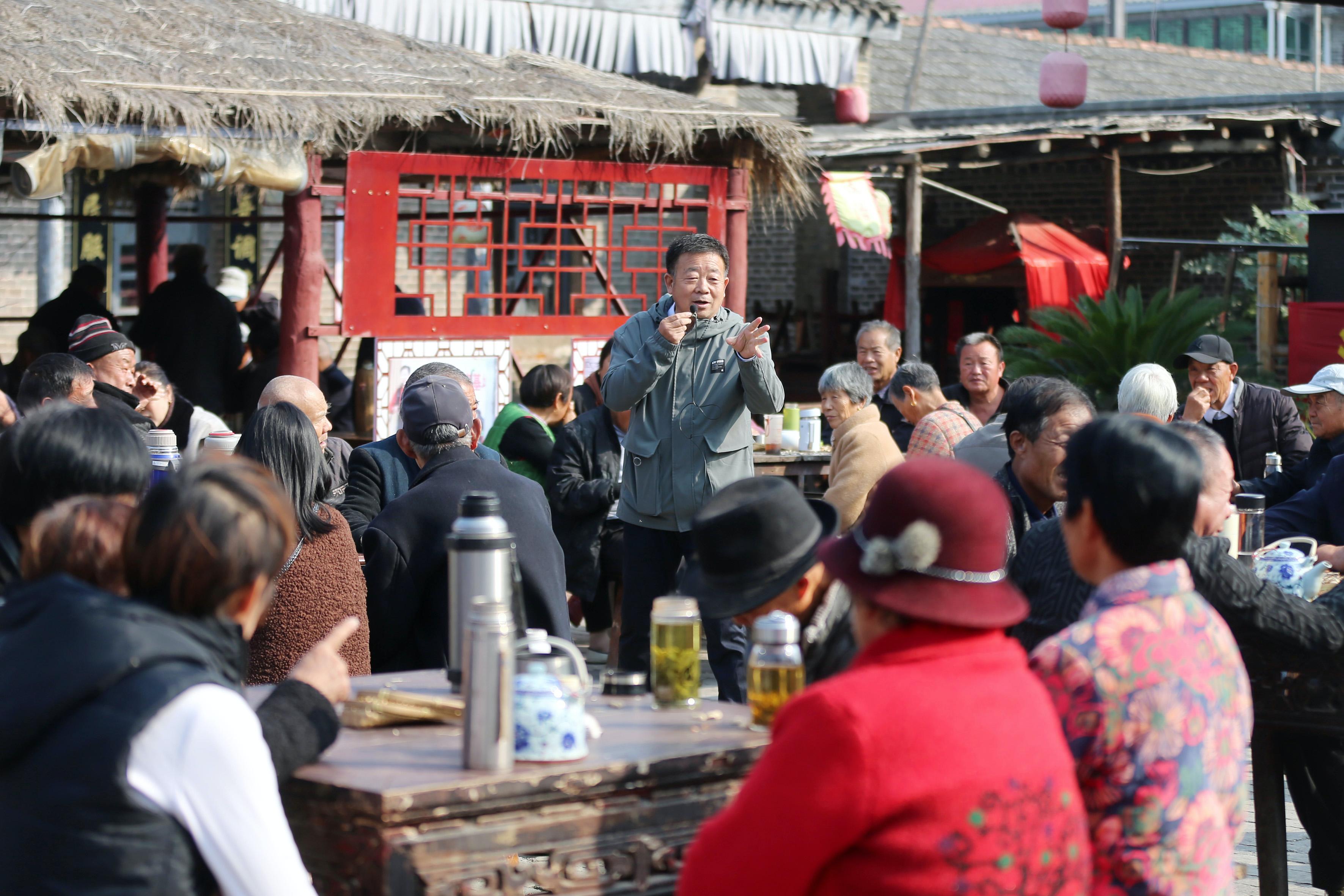 王士宏在当地茶馆进行宣讲。 濉溪县委宣传部供图