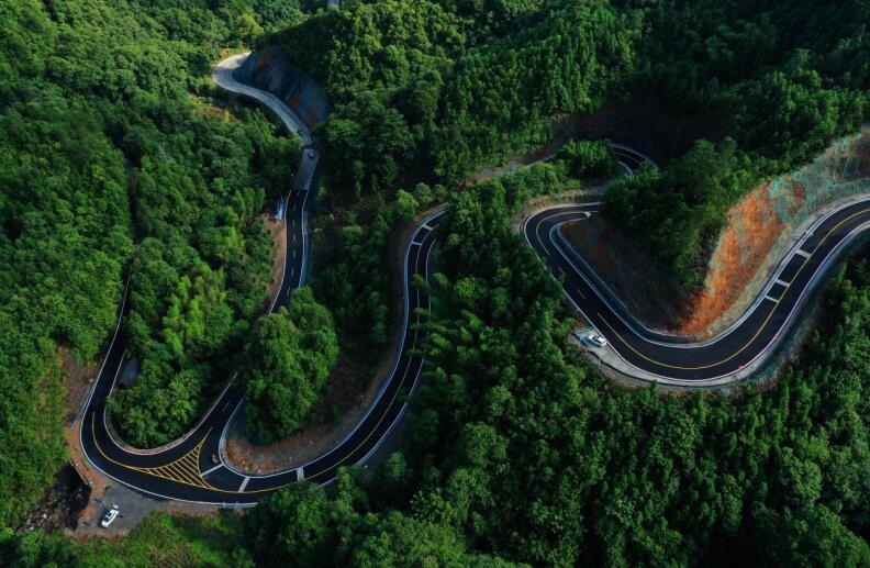 仙寓山道路提升工程——山通一径斜。石台县委宣传部供图