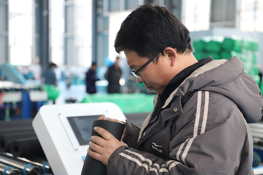 广德韦恩斯节能科技有限公司橡塑管生产线。广德市委宣传部供图