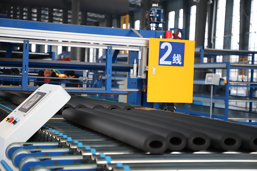 广德韦恩斯节能科技有限公司橡塑管生产线。广德市委宣传部供图