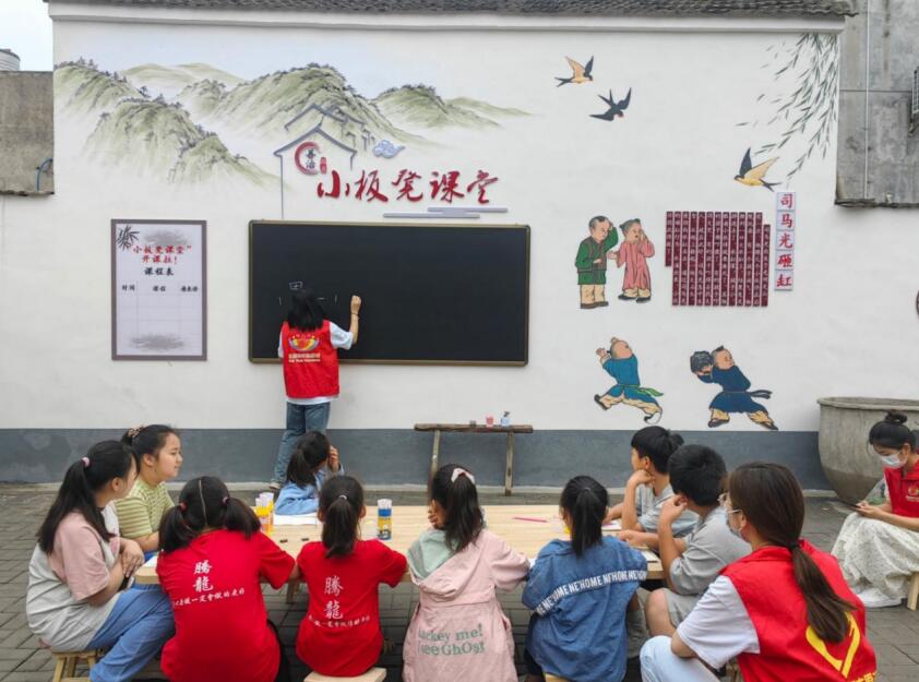 志愿者在段庄村“小板凳课堂”授课。杜集区委组织部供图