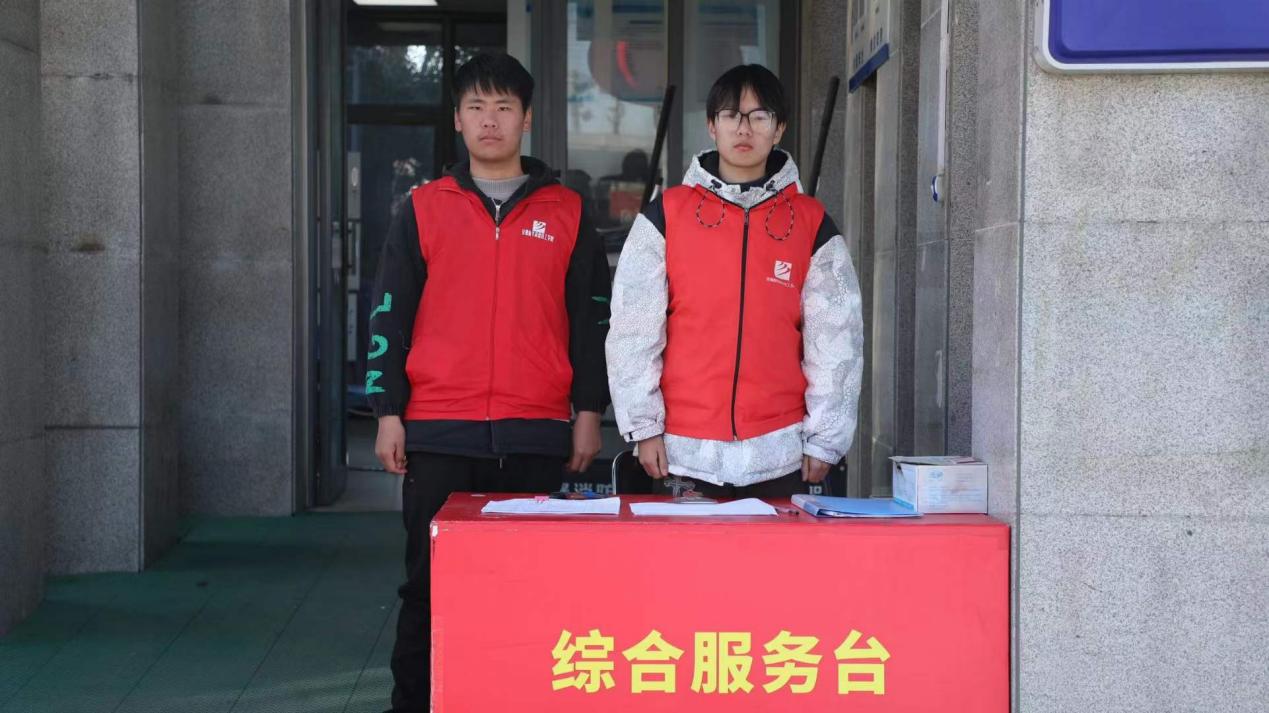 中国东方教育学子组成红马甲志愿者