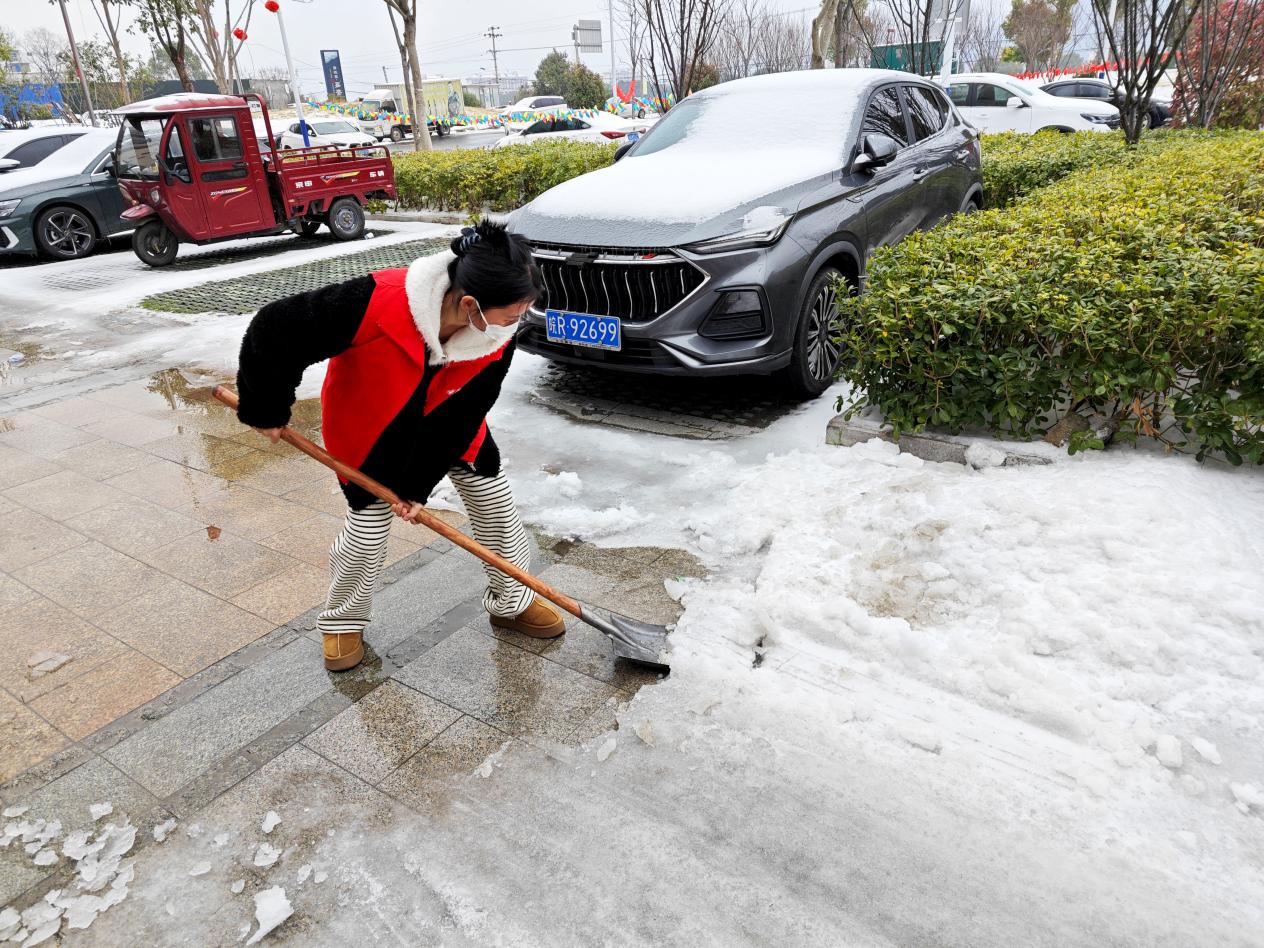 陈志兰正在参与雨雪灾害天气后的道路疏通工作。