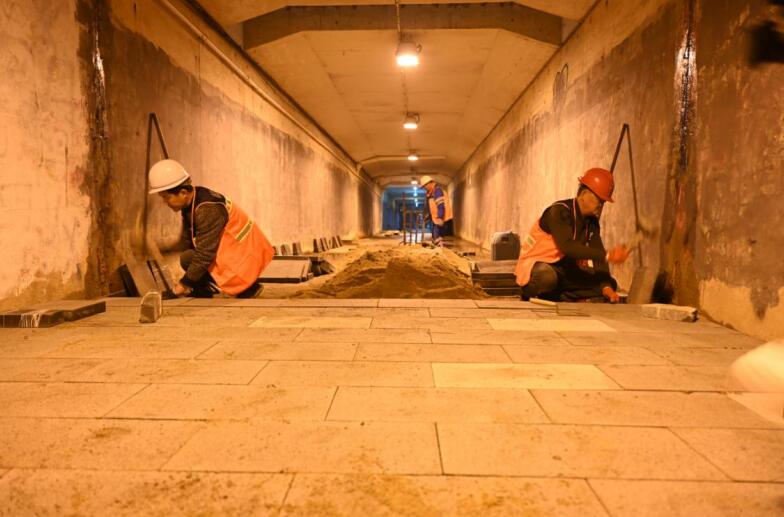 铁路下穿通道正在铺设地砖。杜刚摄