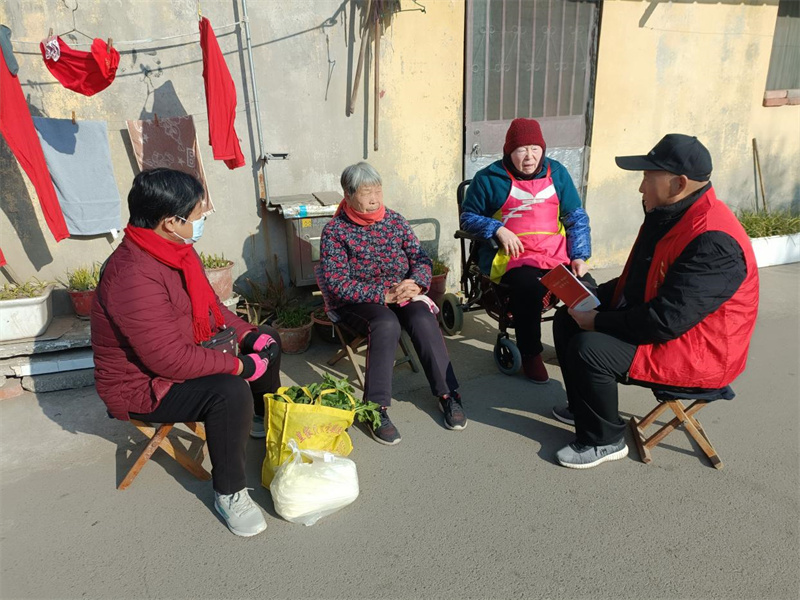 “黨員先鋒崗”張學會入戶走訪收集信息。陶麗萍攝