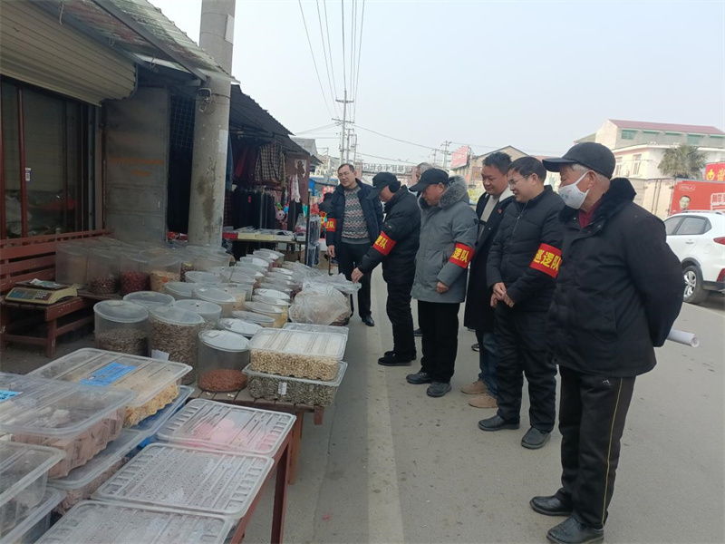 黨員和網格員在進行日常巡查並督促商鋪做好風險管控和隱患排查治理。陶麗萍攝