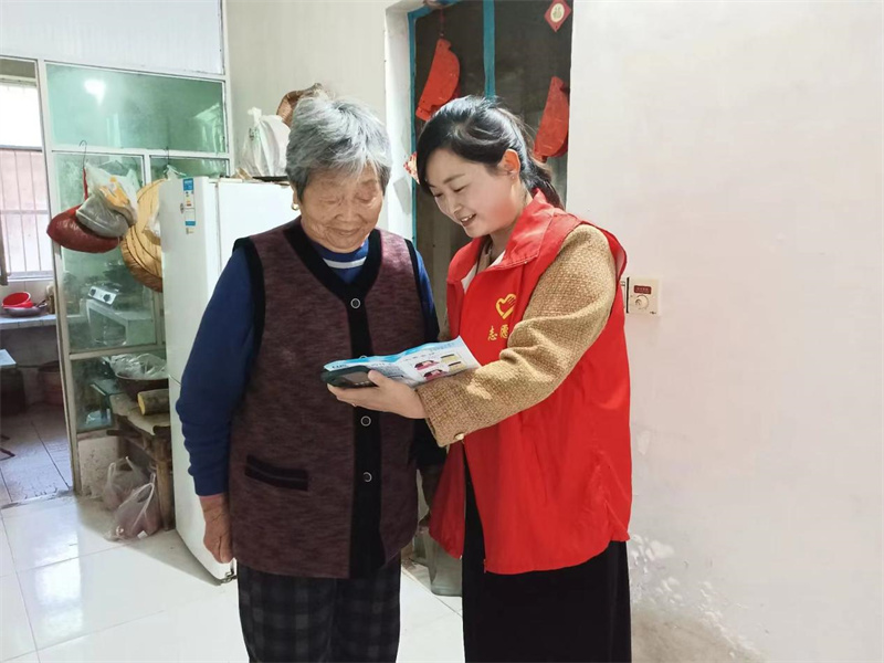 網格員姚宗玲入戶向居民宣傳電信網絡詐騙的特點和手段。 陶麗萍攝