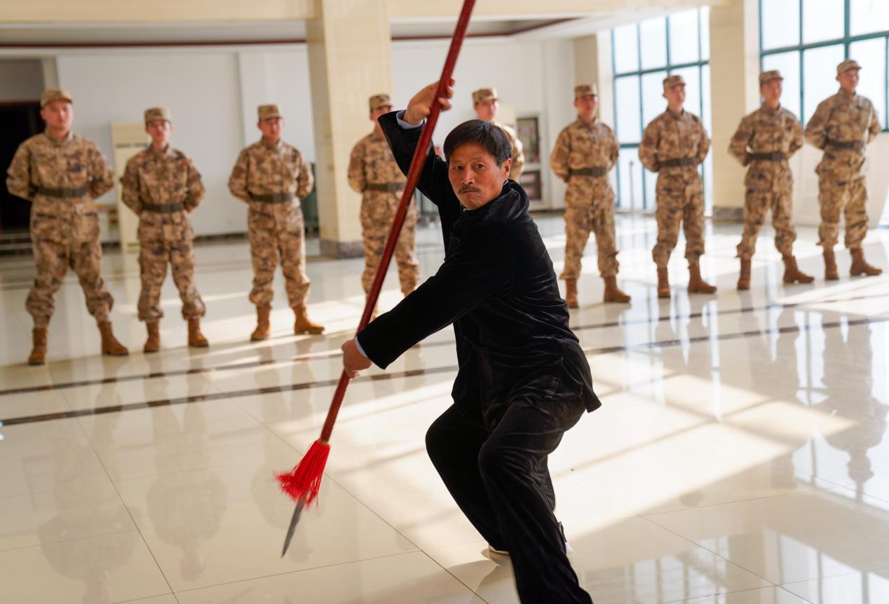 “东乡武术”非遗传承人之一的周建付在演示武术基本功。陈磊