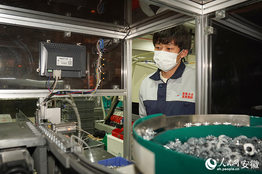 安徽蓝思精密科技有限公司车间内，工作人员正在进行作业。人民网记者 陈若天摄